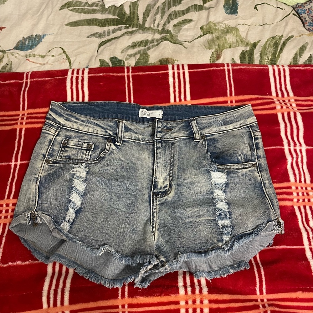 super cute ripped jean shorts